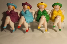 4 verschillende dikke vrouwen met hoedjes