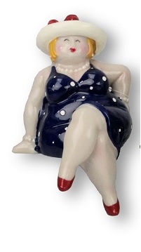 donkerblauwe zittende dikke dame met wit hoedje