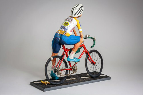 The Cyclist door Forchino, zij aanzicht