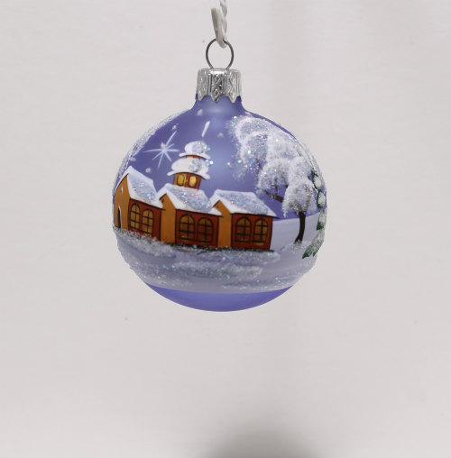 handbeschilderde blauwglazen kerstbal besneeuwde huisjes en bomen, voorkant