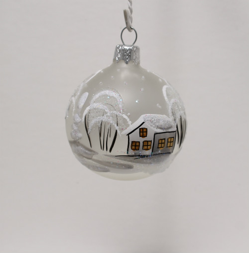handbeschilderde witglazen kerstbal besneeuwde huisjes en bomen, achterkant