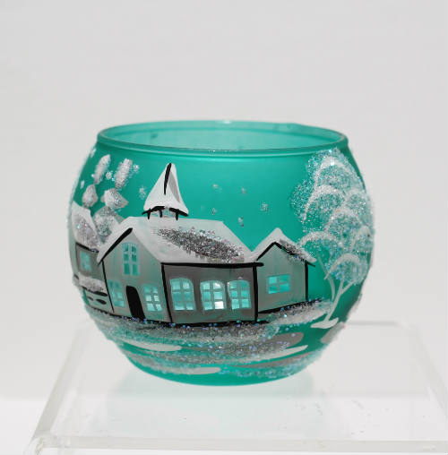 theelichte groen glas, met de hand beschilderd sneeuwtafereel met spits torentje, voorkant