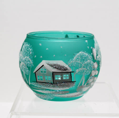 theelichte groen glas, met de hand beschilderd sneeuwtafereel met spits torentje, achterkant