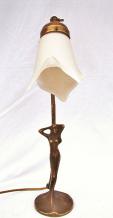 lamp met wit glazen lampekap, bronskleurige lampvoet