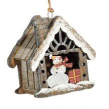 hangertje houten huisje met sneeuwman