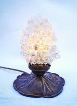 lamp met glazen lampekap in de vorm van een druiventros, bronskleurige lampvoet