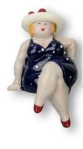dikke dame  donkerblauw zittend met wit hoedje