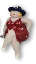 dikke dame rood zittend met blauw hoedje