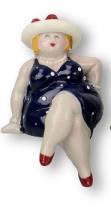 dikke dame  donkerblauw zittend met wit hoedje