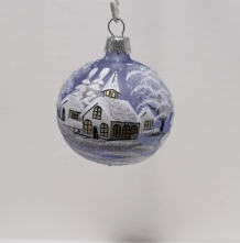 handbeschilderde blauwglazen kerstbal besneeuwde huisjes en bomen, voorkant