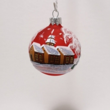 glazen kerstbal rood, diameter 6cm, besneeuwd boltorentje, huisjes, boompjes; voorkant