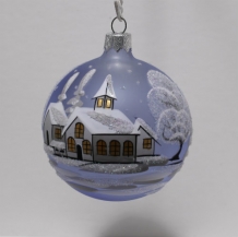 handbeschilderde blauwglazen kerstbal besneeuwde huisjes, bomen, spits torentje; voorkant