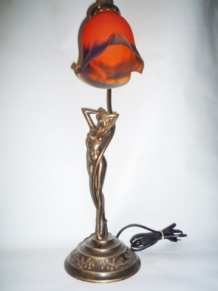 lamp met roodglazen lampekap, bronskleurige lampvoet