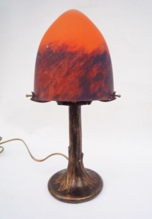 bronskleurige lampvoet en oranje-blauwe glazen lampekap