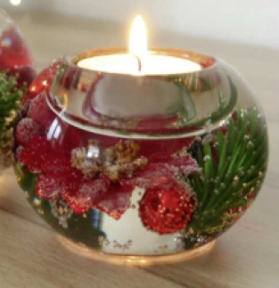 bollig teelichtje gevuld met rode kerstdecoratie