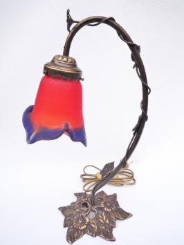 bronskleurige lampvoet met lampekap van rood-blauwe glaspasta