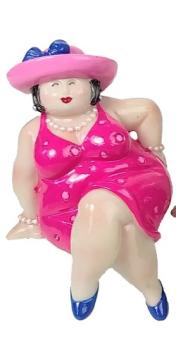 dikke dame roze zittend met hoedje