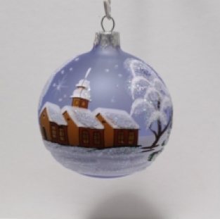 handbeschilderde blauwglazen kerstbal besneeuwde huisjes, bomen, bol torentje voorkant