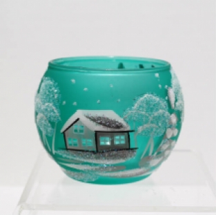 theelichte groen glas, met de hand beschilderd sneeuwtafereel met spits torentje, achterkant