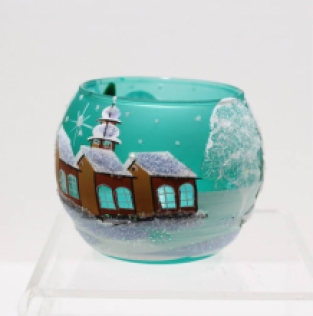 theelichte groen glas, met de hand beschilderd sneeuwtafereel met bol torentje, voorkant