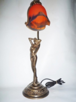 bronskleurige lampvoet met lampekap van rood-blauwe glaspasta